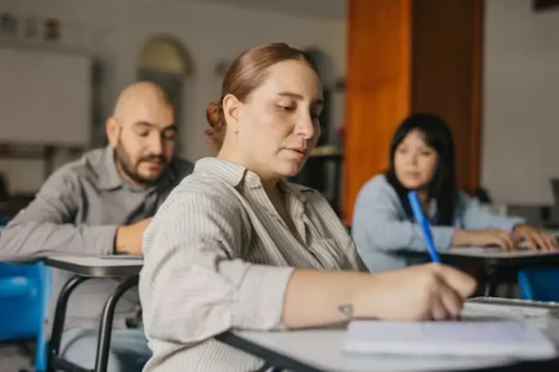 Aula de reforço escolar e alfabetização de jovens e adultos do IPB
